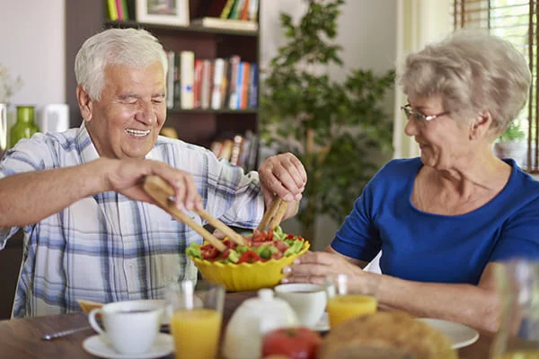 Adultos mayores comiendo proteínas vegetales y animales. 
