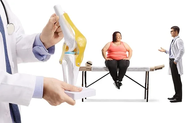 Mulher com excesso de peso e problema no joelho a falar com um médico.