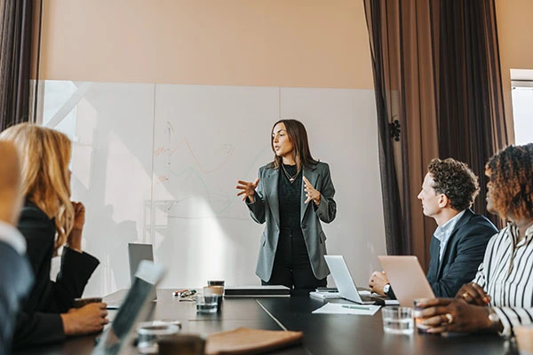 Como os vieses cognitivos afetam a gestão de projetos