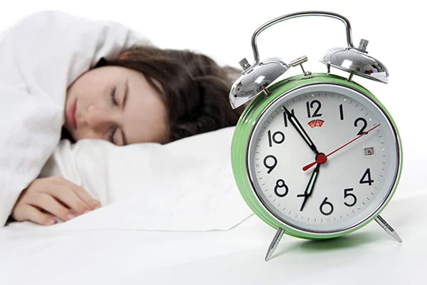 Uma jovem dormindo as horas necessárias para uma saúde cardiovascular integral