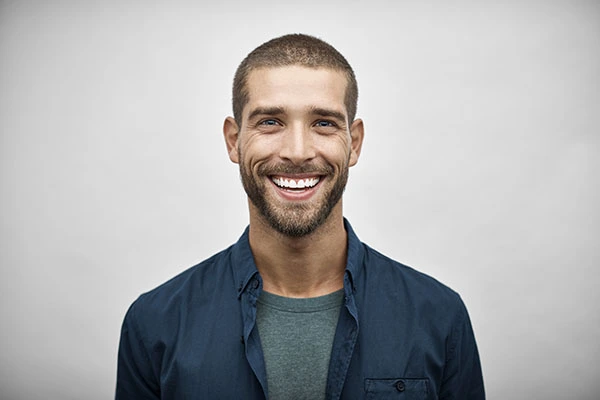 emoções no empreendedorismo - close-up de jovem sorrindo. 
