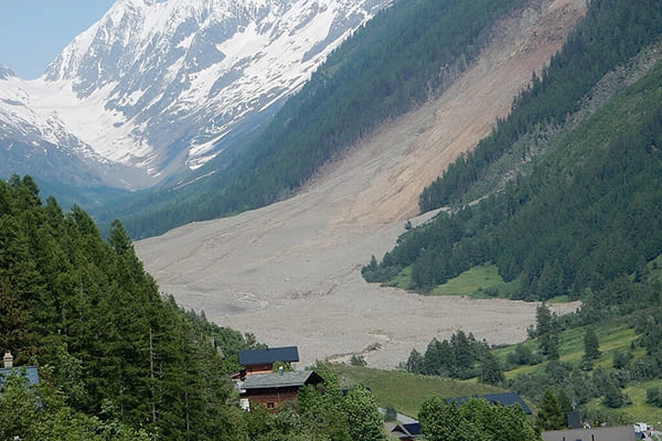Imagem do colapso glacial em Blatten.