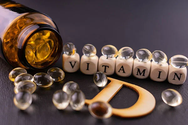 Um frasco de vitamina D sobre uma mesa.