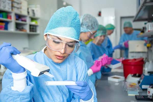 Médica realizando um implante injetável para Parkinson.