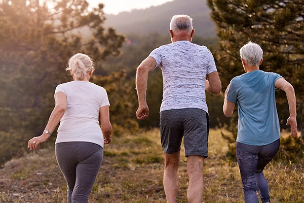 Um grupo de idosos fazendo uma caminhada de alta intensidade. Um grupo de idosos fazendo uma caminhada de alta intensidade.