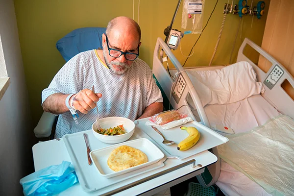 Um idoso a recuperar de uma cirurgia. Um idoso a recuperar de uma cirurgia.