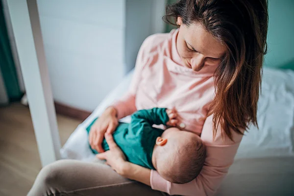 Uma mãe amamentando seu bebê recém-nascido. Uma mãe amamentando seu bebê recém-nascido.