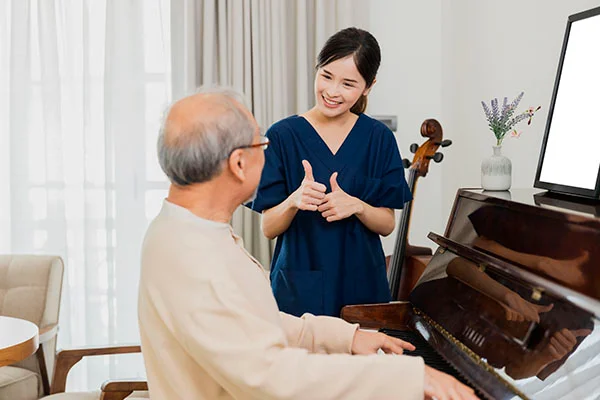 Um idoso praticando musicoterapia para relaxar a mente e evitar o stress. Um idoso praticando musicoterapia para relaxar a mente e evitar o stress.