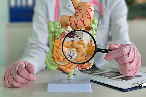 Uma médica explicando como as bebidas açucaradas desenvolvem o cancro colorretal.