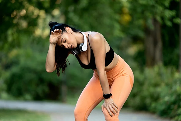 Uma desportista com dificuldades para treinar devido às cólicas menstruais. Uma desportista com dificuldades para treinar devido às cólicas menstruais.