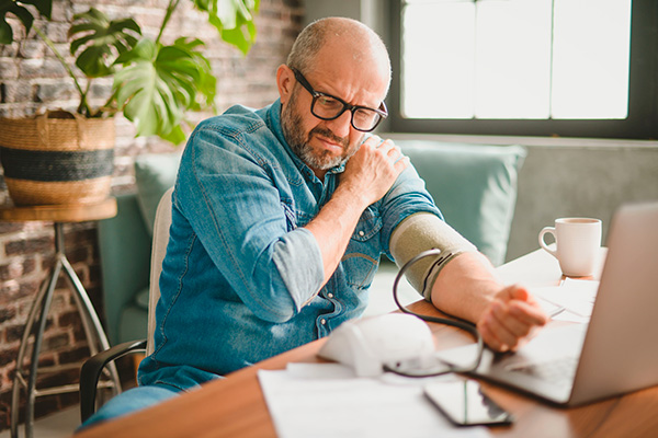 Um idoso com problemas de hipertensão arterial.