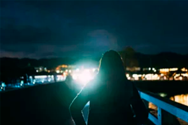 Luz noturna e risco cardiovascular: o que a ciência revela