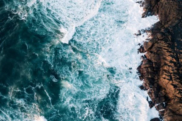 Espuma do mar: um indicador visível da saúde das nossas praias
