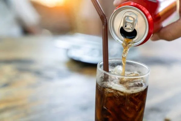 O consumo diário de bebidas açucaradas aumenta o risco de câncer de estômago