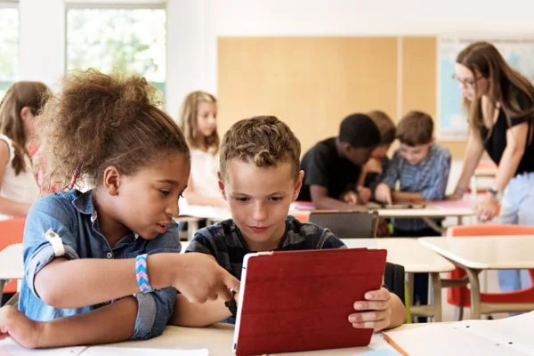Orientações fundamentais para uma utilização saudável dos ecrãs na educação infantil atual