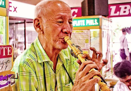 Musicoterapia ofrece beneficios para la rehabilitación de demencia moderada