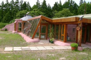 Voluntarios construyen una casa ecológica en Ushuaia, durante curso