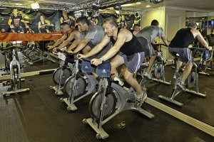 Ciclismo indoor podría mejorar equilibrio en ancianos