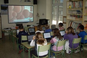 Artículo analiza las políticas de TIC en las escuelas y reducción de la pobreza