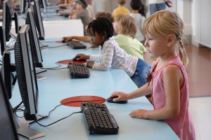 Artículo revisa experiencias y analiza el uso de Internet en el aula