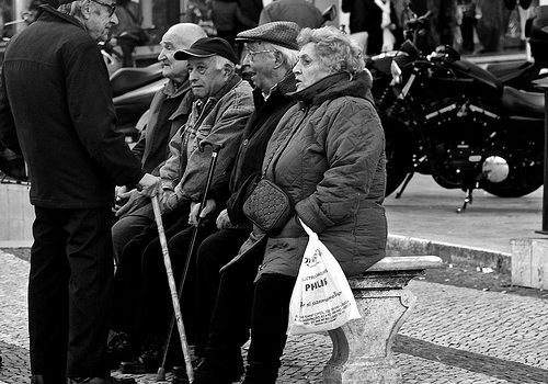 Se requiere mayor compromiso del Estado para el cuidado de ancianos en Chile