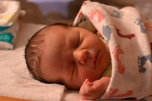 Niños pequeños que duermen menos, podrían padecer mayor riesgo de obesidad