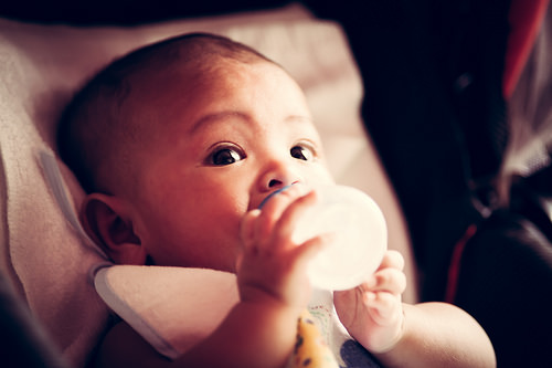 Leche materna comprada en línea podría contener leche de vaca