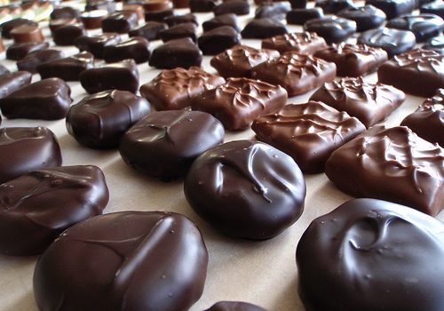 Consumir chocolate podría ayudar a reducir el riesgo de padecer enfermedad cardíaca