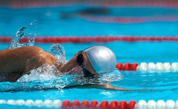 Natación puede aliviar problemas en la columna