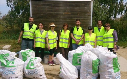 Acciones para limpiar residuos en playas y bosques