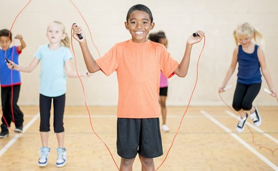 Los niños deben practicar diferentes deportes