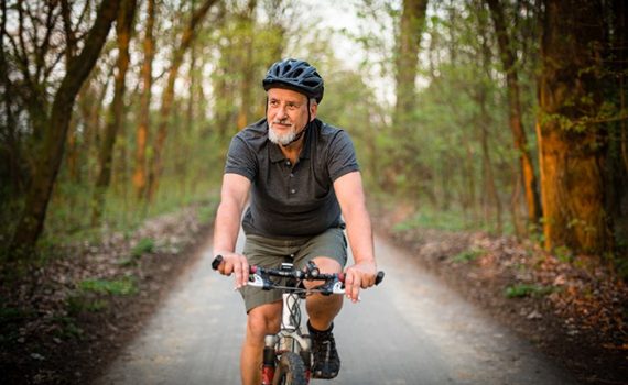 Actividad física mejora conexión neuronal entre mayores de 50 años