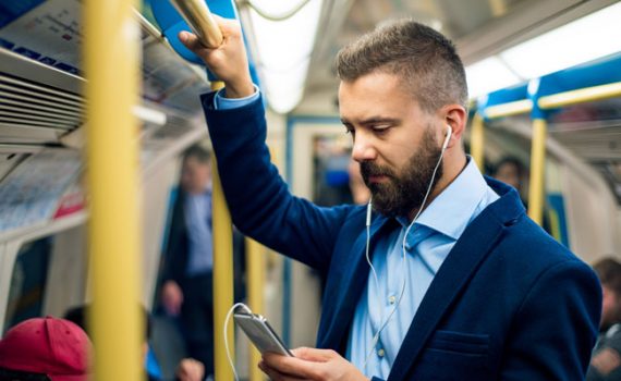 Auriculares traducen al instante 37 idiomas