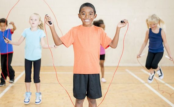 Acciones para disminuir la obesidad entre niños y adolescentes