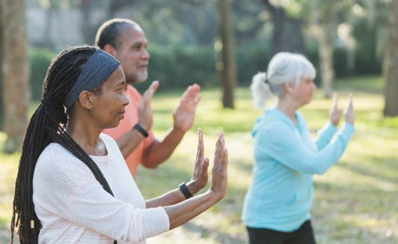 Practicar Tai chi regularmente prevendría caídas en adultos mayores