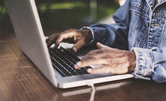 La UNESCO galardona a una ciudad colombiana por su programa de formación digital para mayores