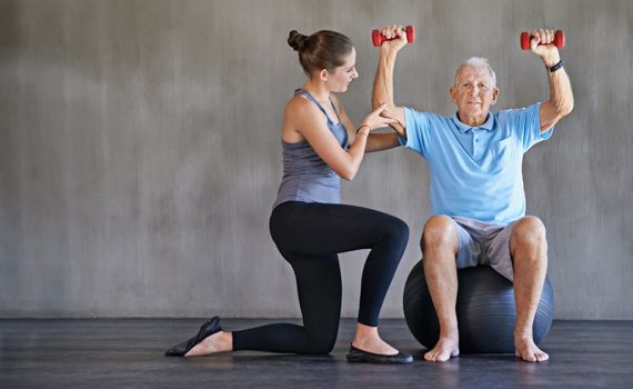 Los efectos de las repeticiones para mejorar la fuerza entre los ancianos
