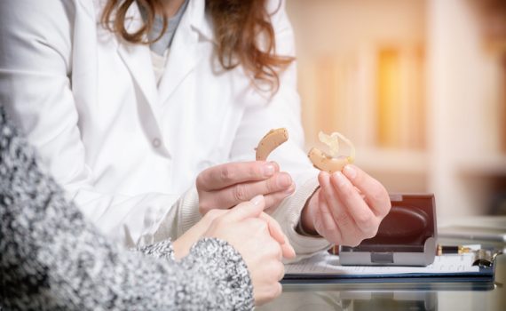 El uso de audífonos ayuda a minimizar el deterioro cognitivo