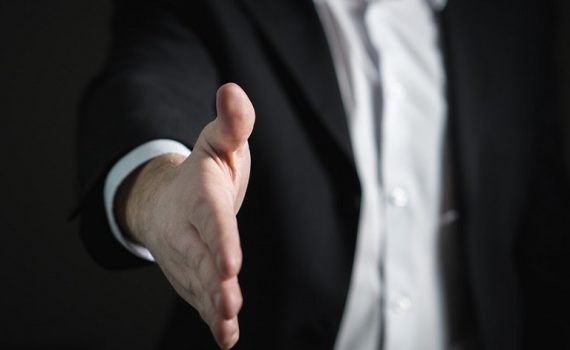 Los microchips que se implantan en la mano permiten hacer pagos