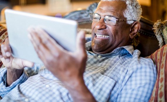 Los adultos mayores son más propensos a compartir noticias falsas