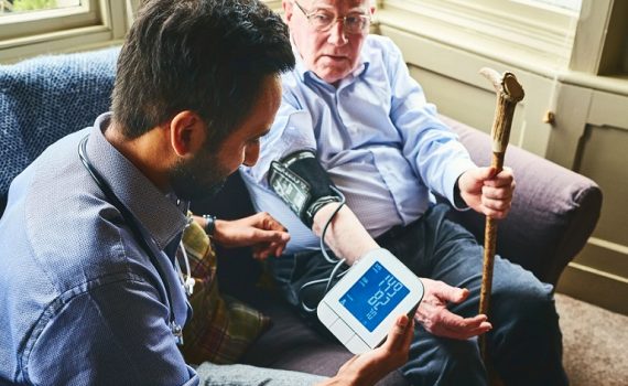 Bajar la presión arterial no beneficia a todos los adultos mayores