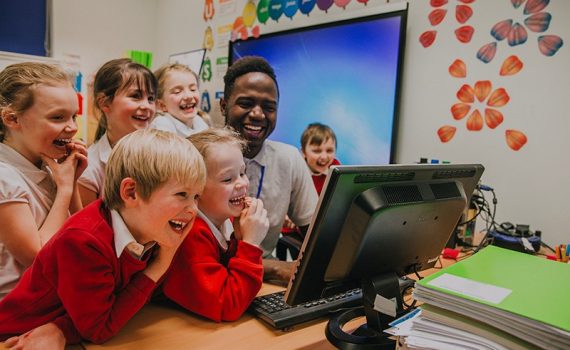 Personaje virtual ayuda a los niños a leer y escribir