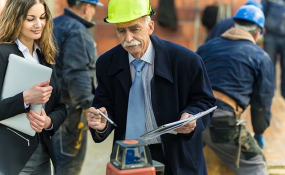 Estudiantes y profesionales unidos en proyectos de arquitectura