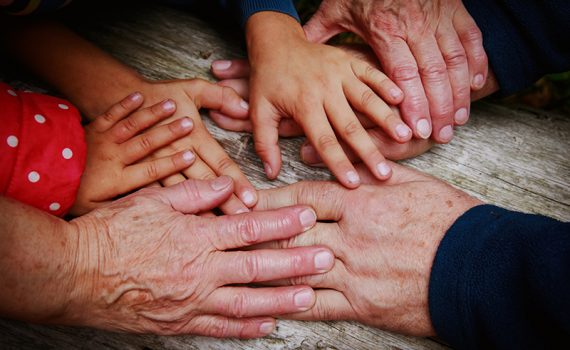 Centros Intergeneracionales, niños y mayores compartiendo experiencias