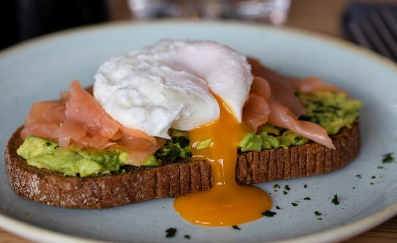 Después del ejercicio aeróbico intenso, es mejor combinar carbohidratos y proteínas