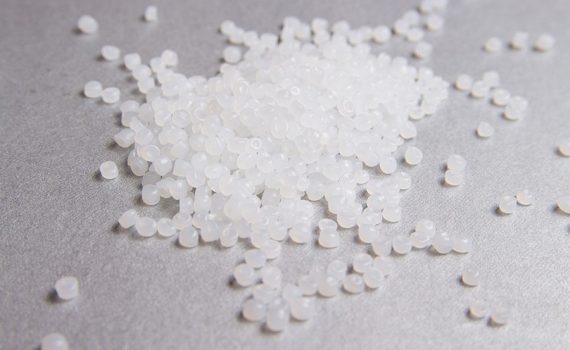 Joven inventa método para filtrar microplásticos en el agua