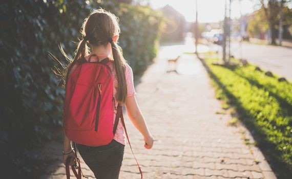 El peso excesivo de las mochilas puede causar lesiones a los niños