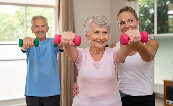 Actividad física previene cambios corporales dañinos en adultos de mayor edad