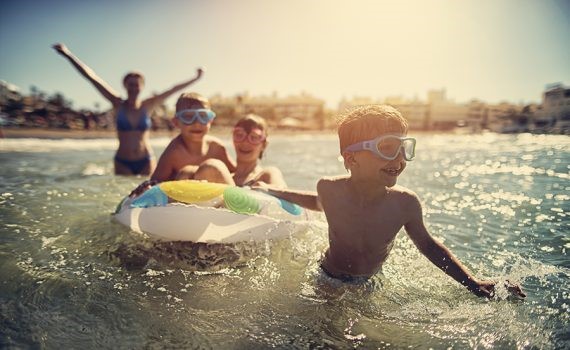 Cuidado con los niños en piscinas y playas