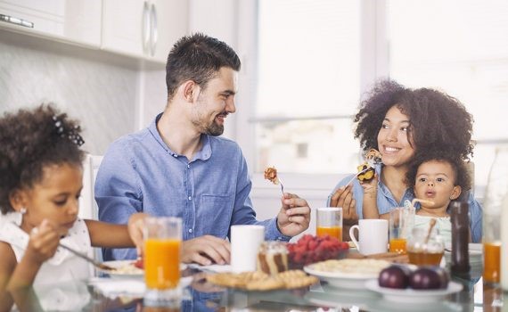 Comer fuera puede aumentar su riesgo de tener sobrepeso